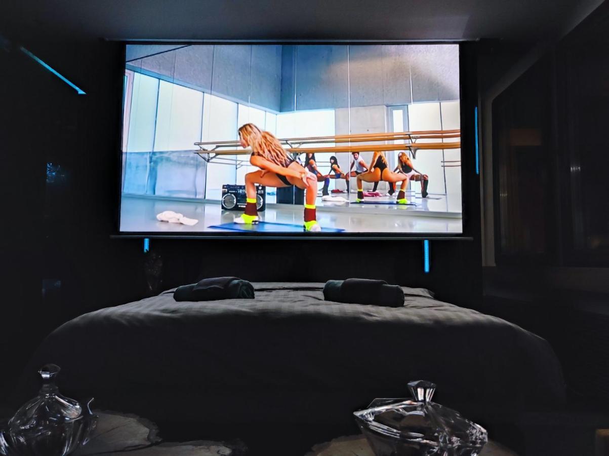 Smart Luxury Penthouse Suites - Private Sauna, Hot-Tub, Home Cinema At The Best Location In סקופיה מראה חיצוני תמונה