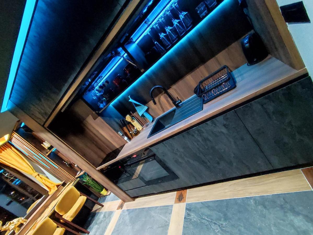 Smart Luxury Penthouse Suites - Private Sauna, Hot-Tub, Home Cinema At The Best Location In סקופיה מראה חיצוני תמונה